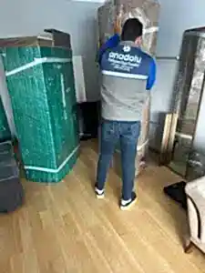 Anadolu Nakliyat ekibi, Ankara evden eve taşıma için mobilyaları özenle paketliyor